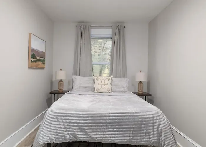 Holiday home The Hilltop Haven Historic West Salem Charm 5 Mins To Downtown Hospitals Walk To Greenway Winston-Salem
