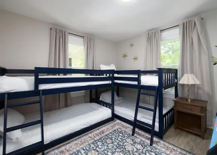 The Hilltop Haven Historic West Salem Charm 5 Mins To Downtown Hospitals Walk To Greenway Holiday home Winston-Salem