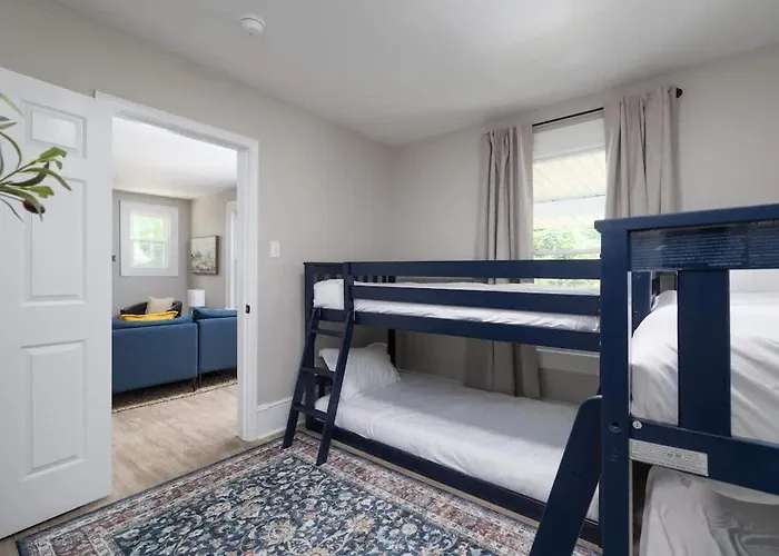 The Hilltop Haven Historic West Salem Charm 5 Mins To Downtown Hospitals Walk To Greenway Holiday home Winston-Salem