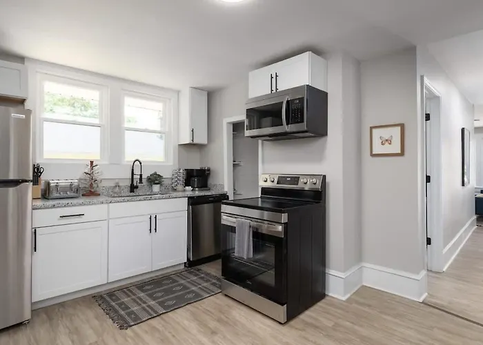 Holiday home The Hilltop Haven Historic West Salem Charm 5 Mins To Downtown Hospitals Walk To Greenway Winston-Salem