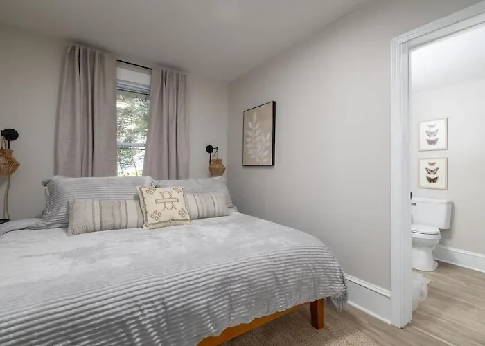 The Hilltop Haven Historic West Salem Charm 5 Mins To Downtown Hospitals Walk To Greenway Holiday home