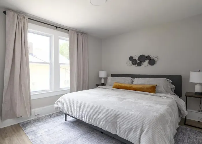 Holiday home The Hilltop Haven Historic West Salem Charm 5 Mins To Downtown Hospitals Walk To Greenway Winston-Salem
